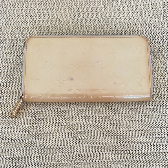 LOUIS VUITTON VERNIS Yellow Zippy Wallet - Picture 2 of 10